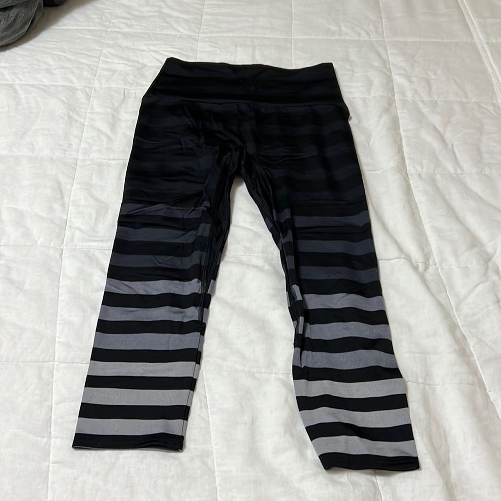 K Deer capri leggings with signature stripes in black/gray. Size large